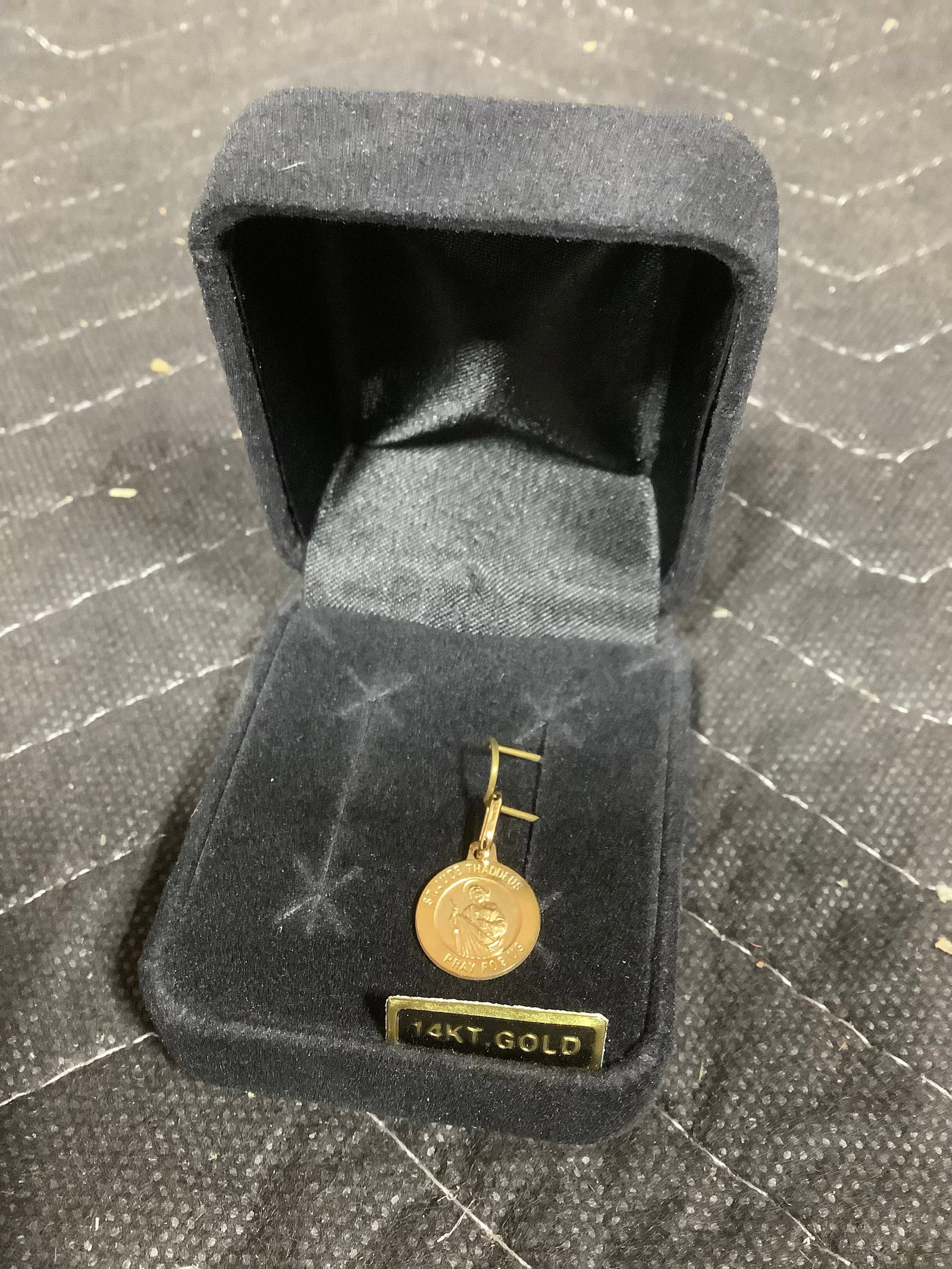 Round saint medal 14k gold: Round saint medal 14k gold