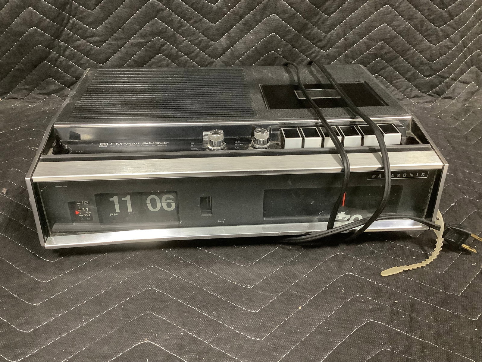 Vintage solid state FM-AM digital clock/cassette radio(works): Vintage solid state FM-AM digital clock/cassette radio(works)