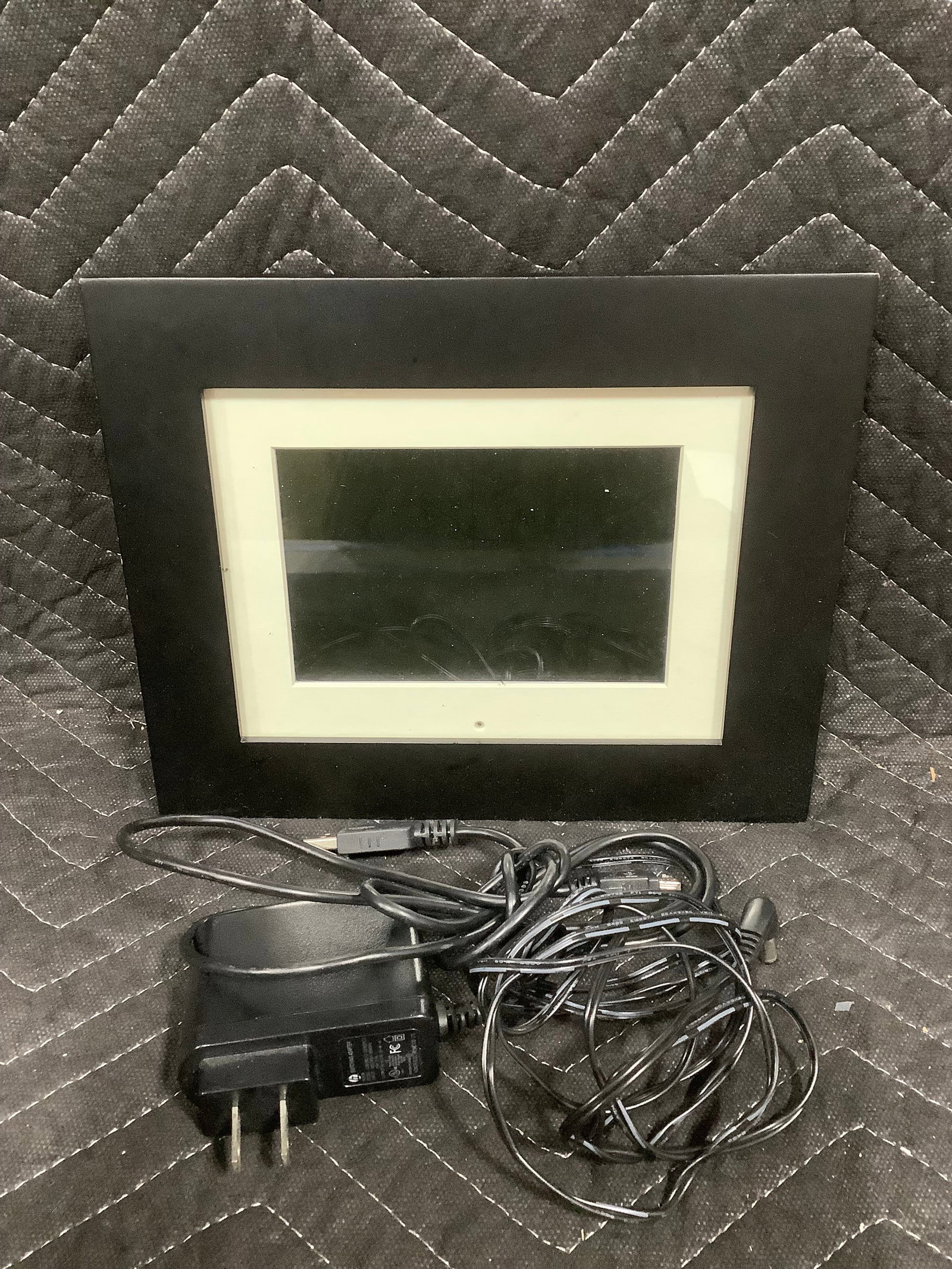 Digital photo frame with adapter plug: Digital photo frame with adapter plug