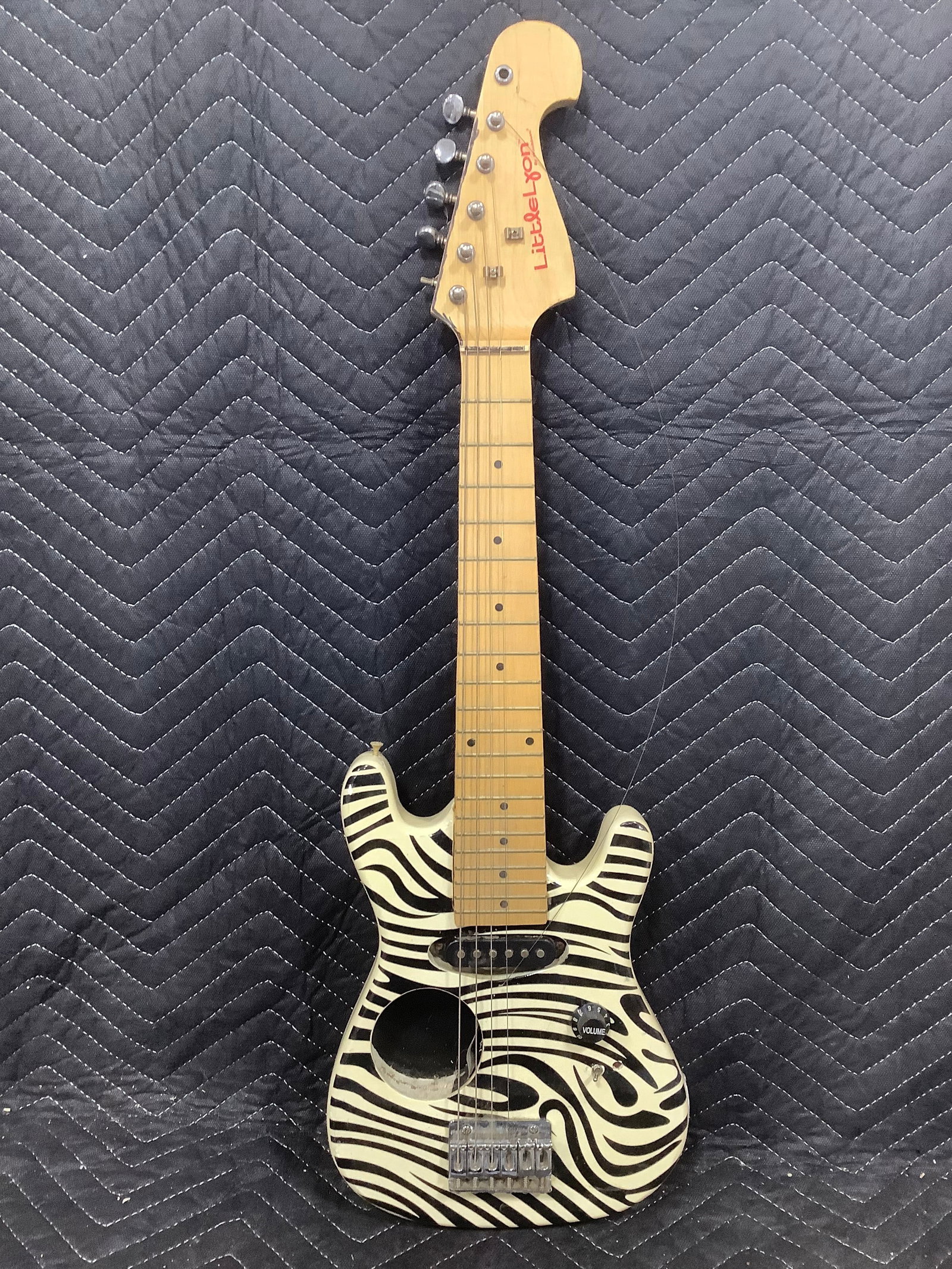 Little Lyon Guitar (1 of 1)