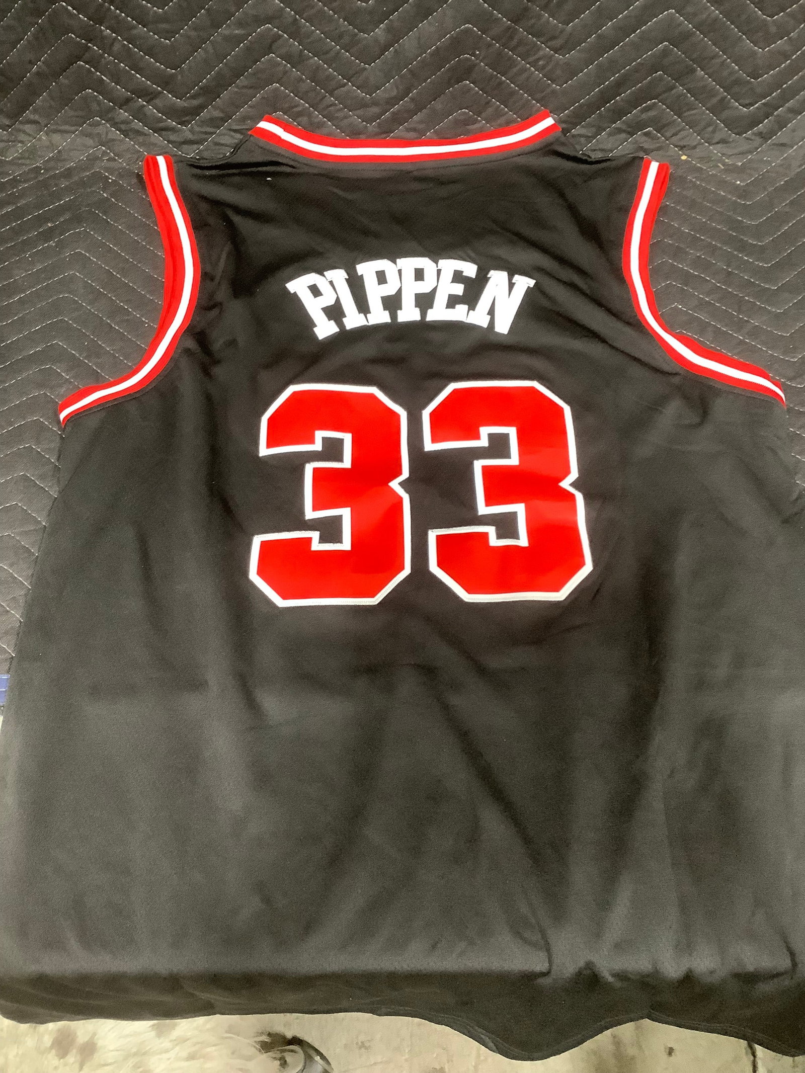 Chicago Bulls Scottie Pippen number 33 basketball jersey(XL): Chicago Bulls Scottie Pippen number 33 basketball jersey(XL)
