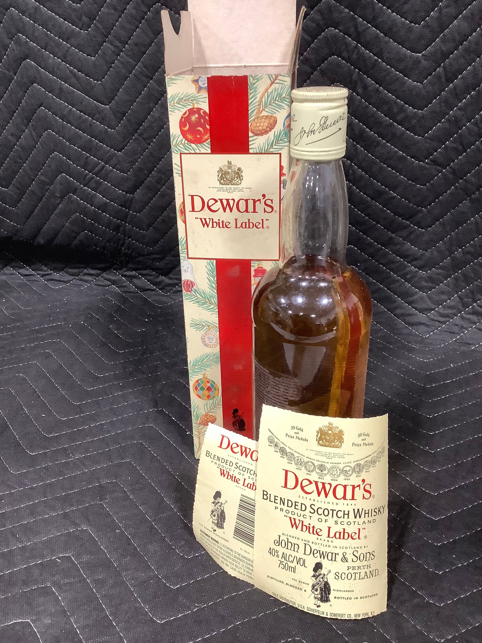Dewars white label whisky in box (1 of 1)