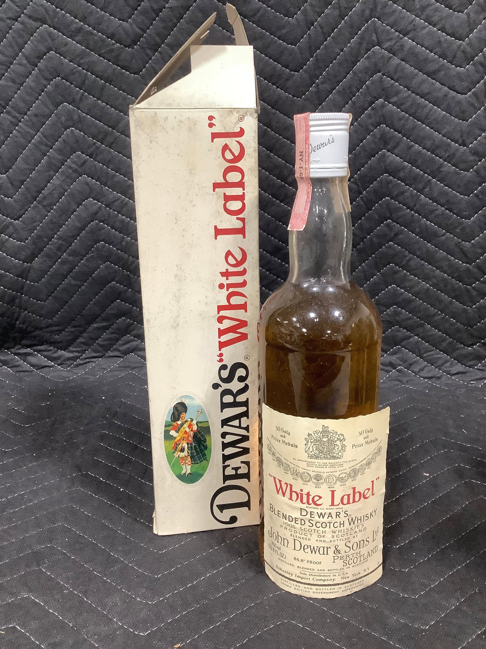 Dewars white label whisky(40%, 750mL) (1 of 1)