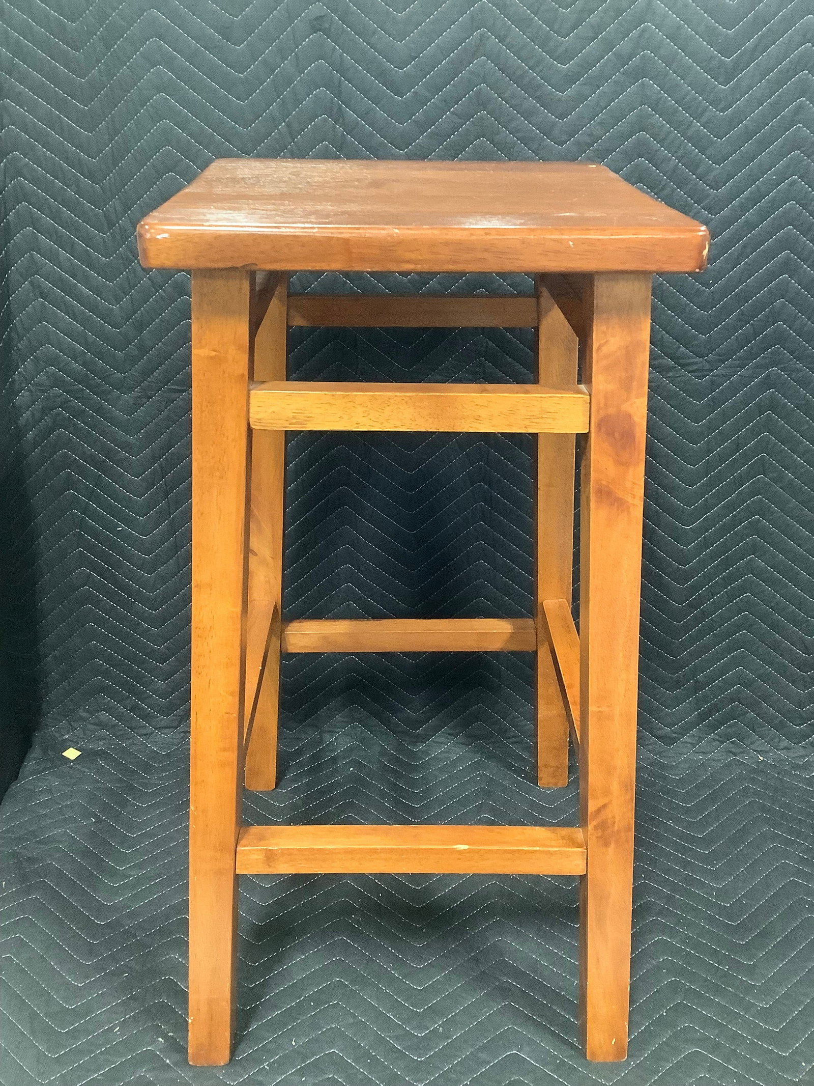 Solid wood bar stool(29in tall-small scratch on top): Solid wood bar stool(29in tall-small scratch on top)