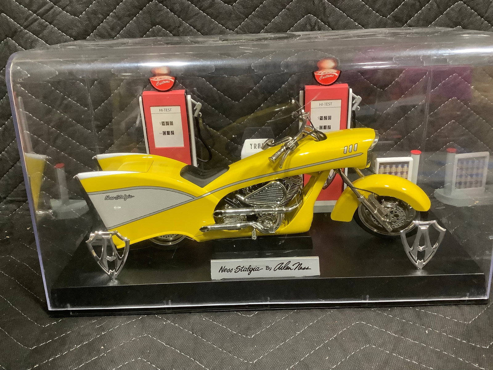 Ness-Stalgia Motorcycle Diecast Model by Arlen Ness (8inx6inx14in): Ness-Stalgia Motorcycle Diecast Model by Arlen Ness (8inx6inx14in)
