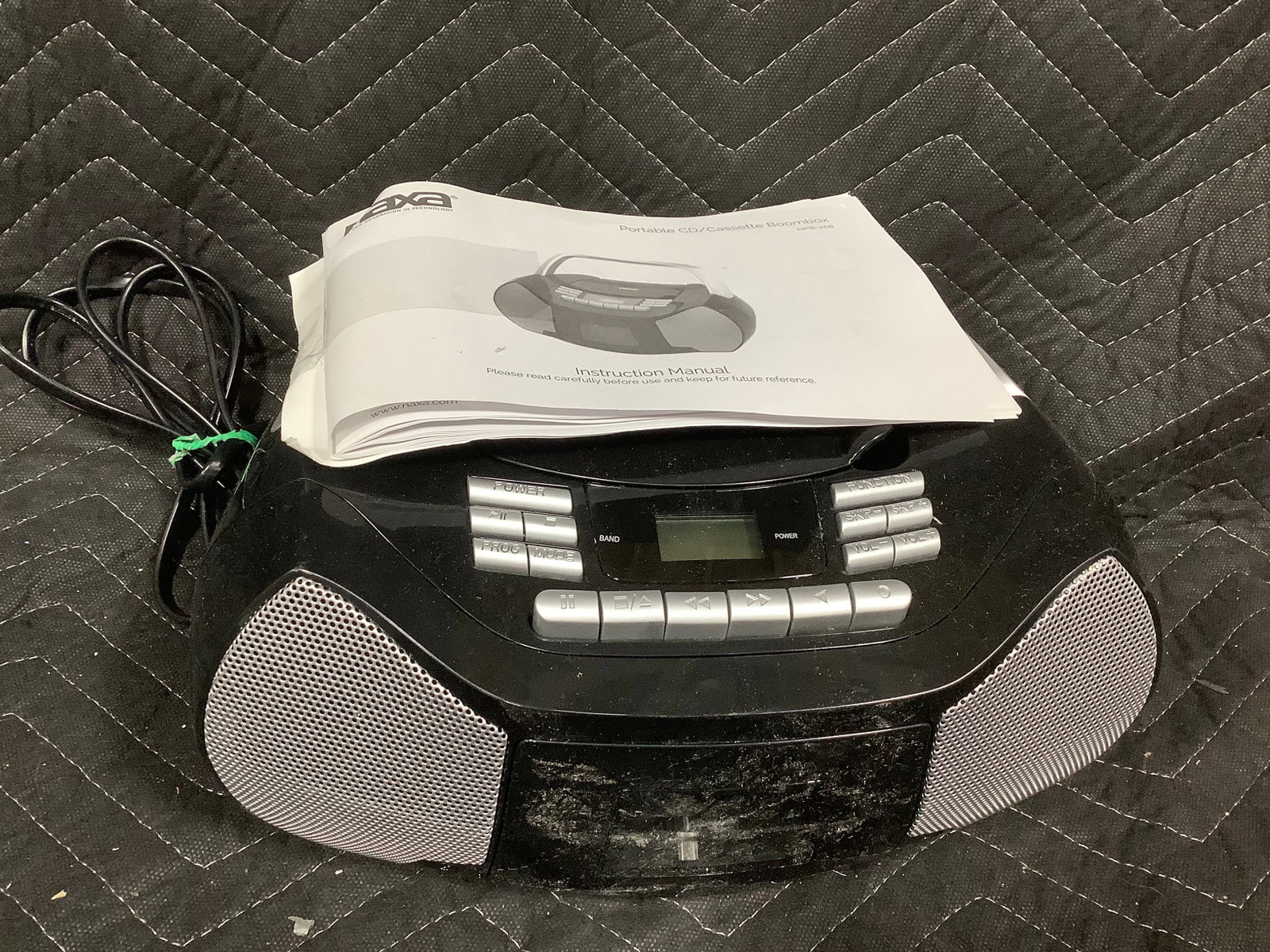 Portable CD/Cassette Boombox: Portable CD/Cassette Boombox