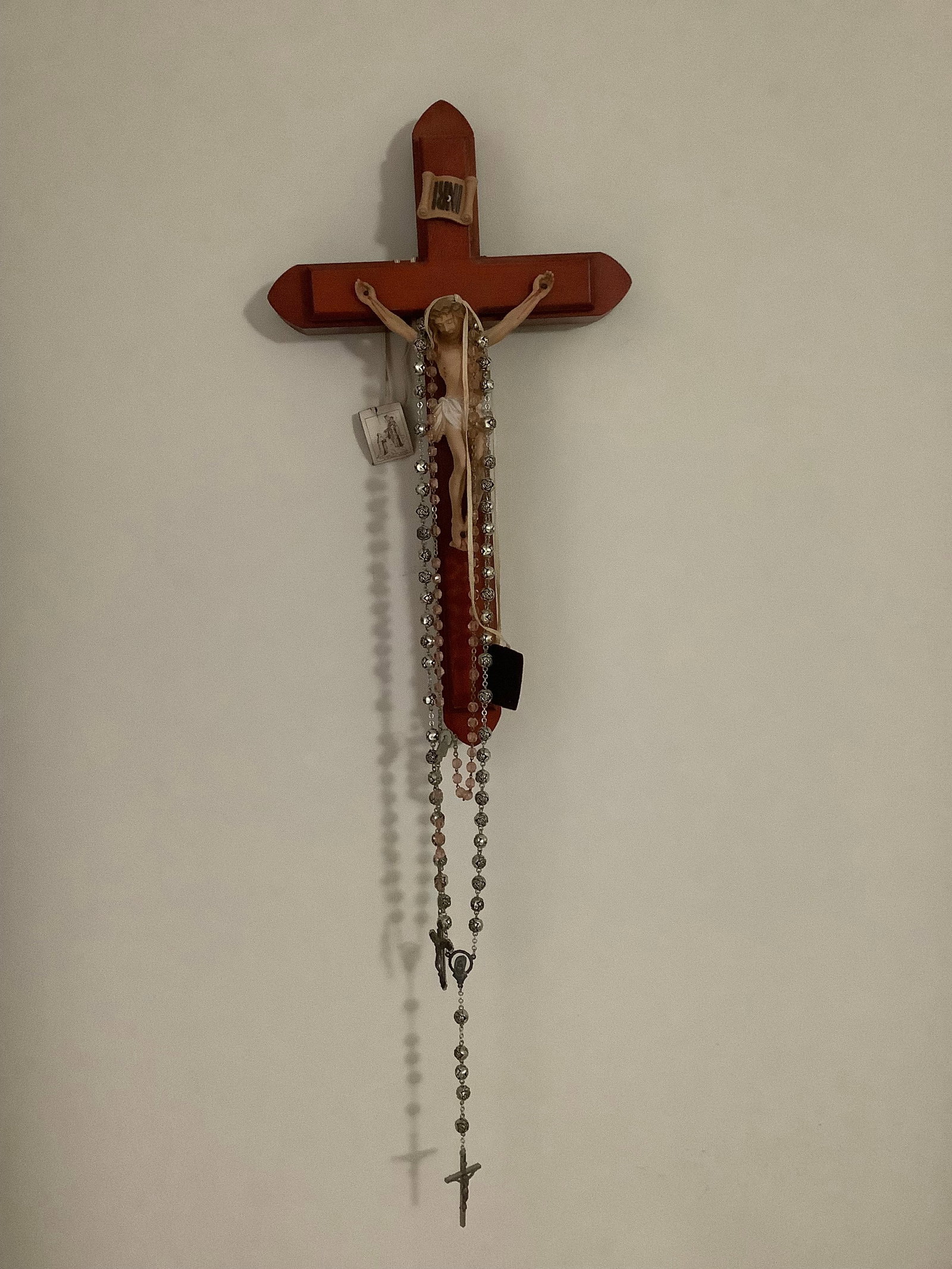 Cross wall decor and hanging rosary beads: PICK UP @ 806 SOUTHEND COURT MANCHESTER, NJ ON OCT. 4TH FROM 9AM TO 11AM ONLY**** ANY ORDER NOT PICKED UP ON THE 4TH WILL BE CHARGED $25 PER LOT TO BE MOVED TO OUR KEYPORT LOCATION.