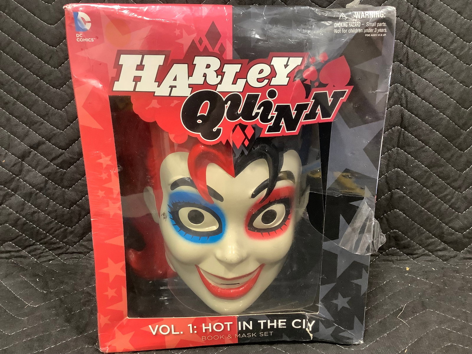 Harley Quinn Book and Mask Set *sealed*: Harley Quinn Book and Mask Set *sealed*