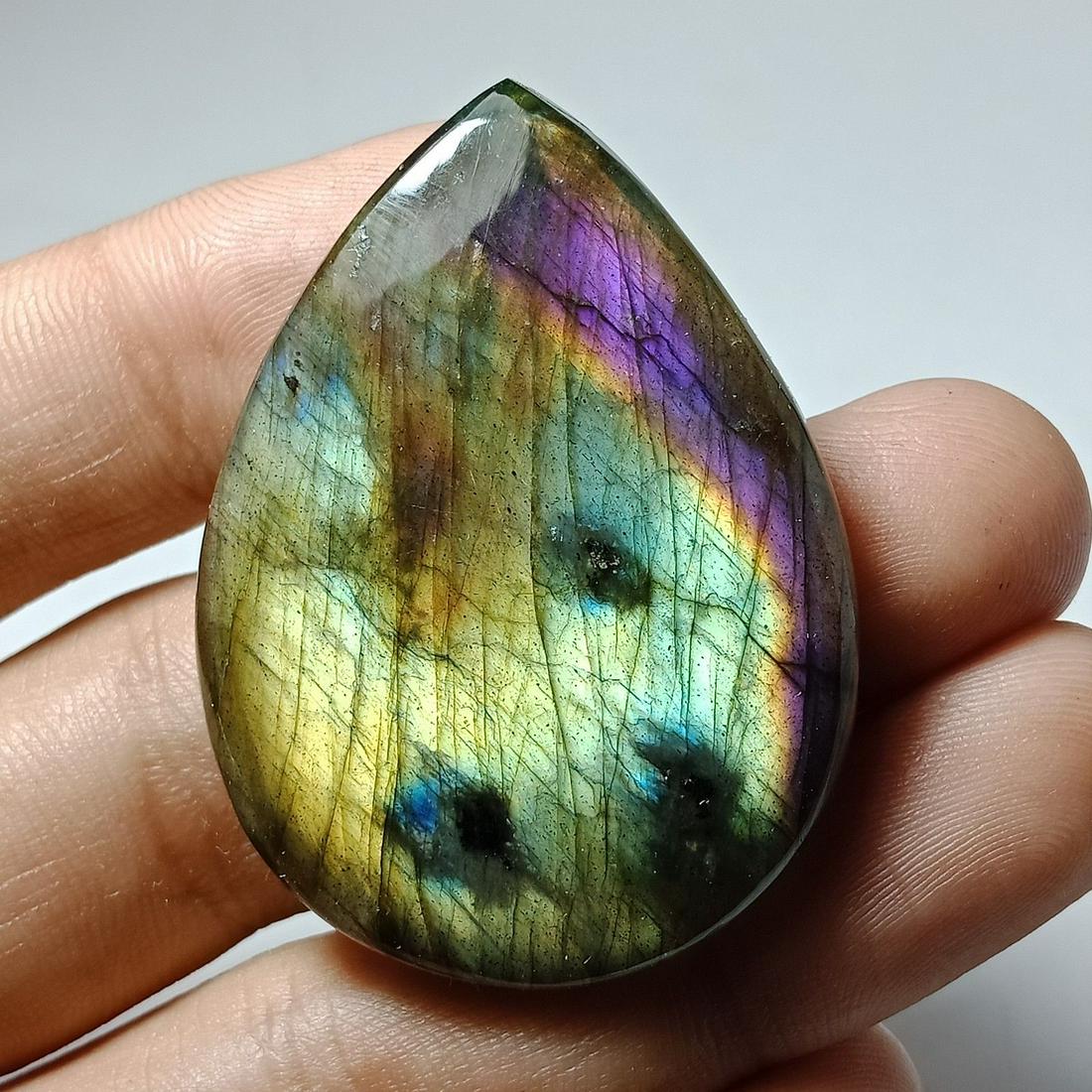 NATURAL LABRADORITE PEAR SMOOTH CABOCHON 106 CARATS: Shape: Cabochon Cut Grade: SMOOTHWidth: 35 Transparency: OpaqueCountry/Region of Manufacture: India Treatment: None (No Enhancement)Natural/Lab-Created: NaturalLength: 47 Total Carat Weight (TCW): 106