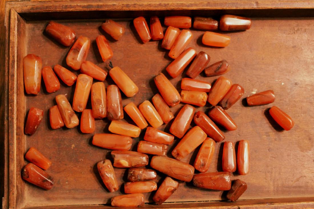 group of red carnelian beads: group of chinese red carnelian beads,estimated to be 1000 years old. Length: about 1.5cm to 3cm.( tray for displaying and photo shooting is not included)