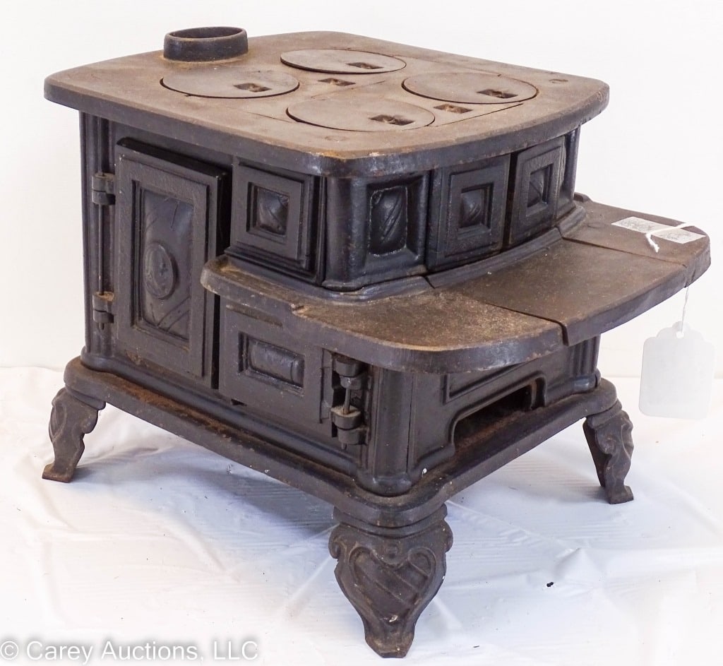 LARGE ANTIQUE CAST IRON TOY STOVE (1 of 6)