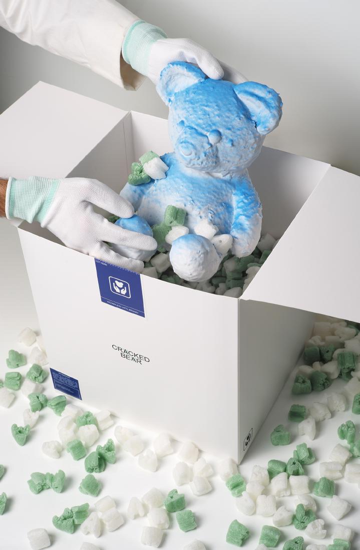 Cracked bear - Daniel Arsham: 2018 The sculpture is made with fabric, plaster, and pigment. To complete the form, use the gloves provided to break the plaster reinforcement layer. Each CRACKED BEAR is unique in this way, manufactu