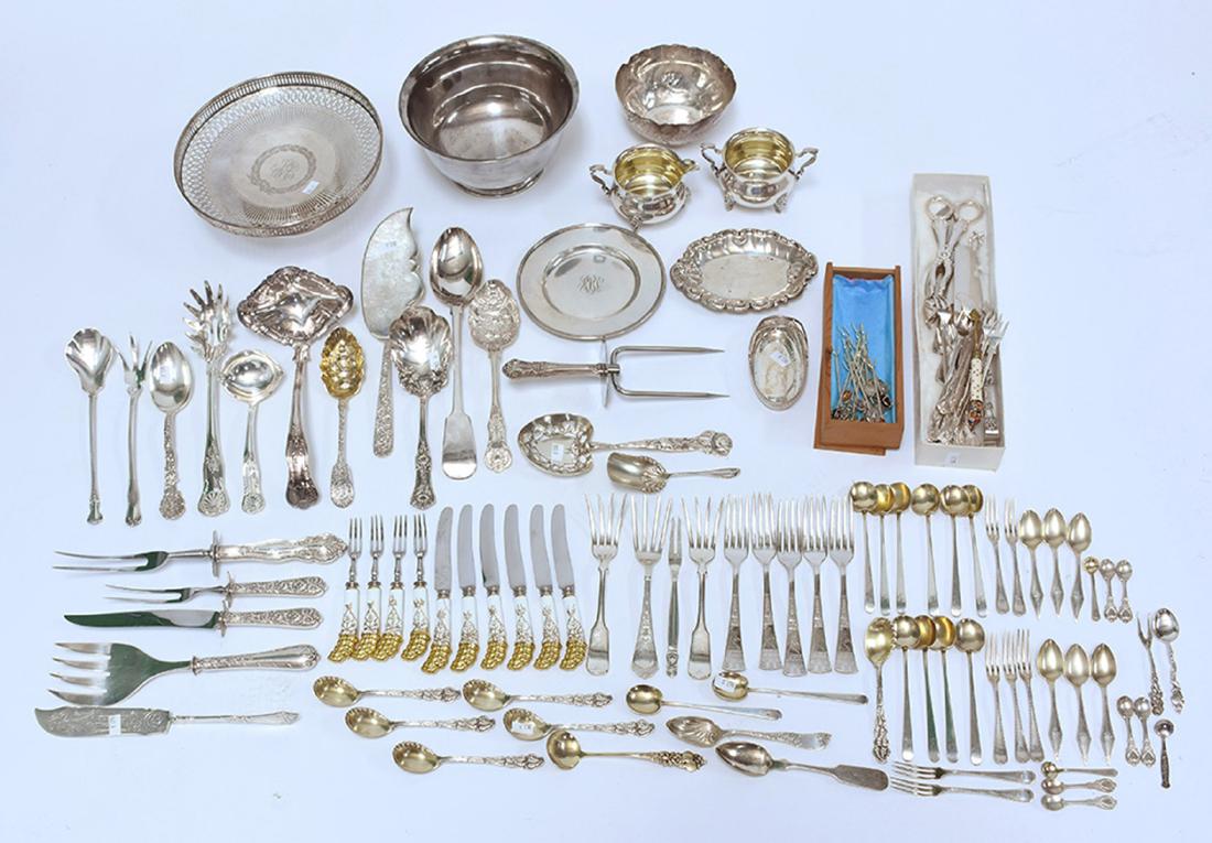 Assorted lot of sterling and silverplate: Assorted lot of sterling and silverplate. Mixed flatware and hollowware with approx.. 80 ozs troy, also assorted pieces of silverplate flatware