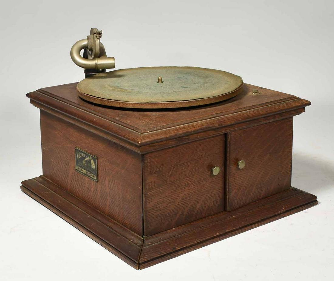 Victor Talking Machine Oak Case phonograph, VV-V1: Victor Talking Machine Oak Case phonograph, VV-V1, # 202047-P