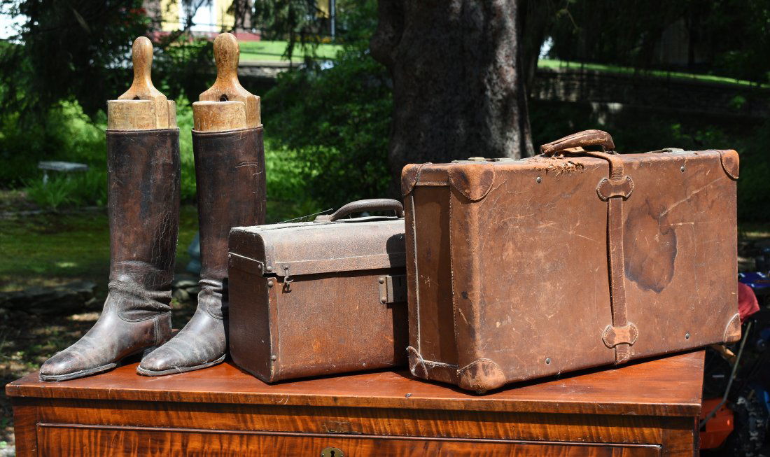 Vintage lot: Vintage lot with boxes, leather riding boots, bomber hat, suitcase, etc.
