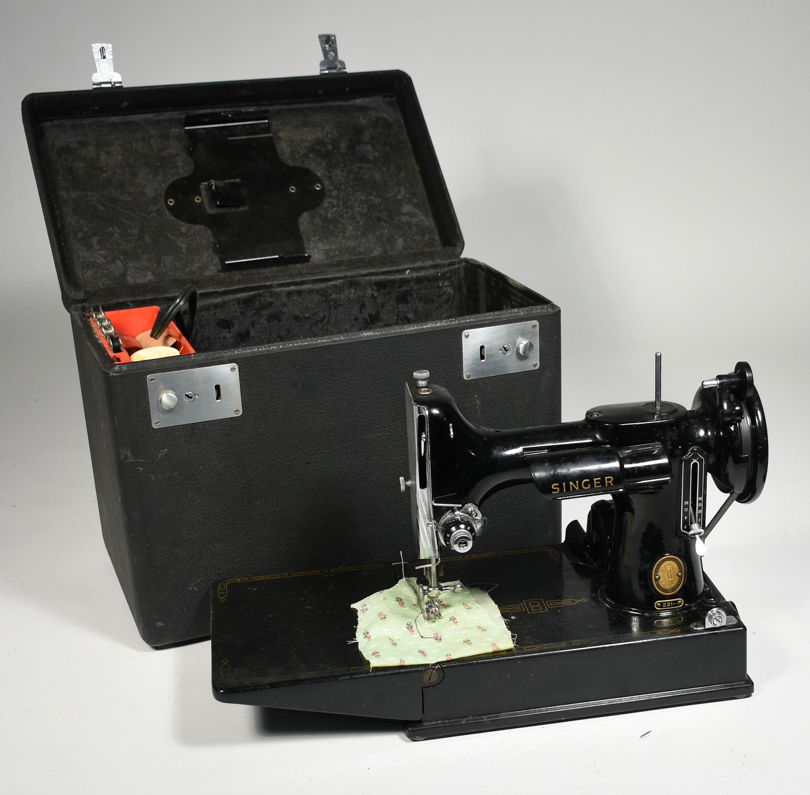 Singer featherweight # 221 sewing machine: Singer featherweight # 221 sewing machine in original case, serial # AM394544