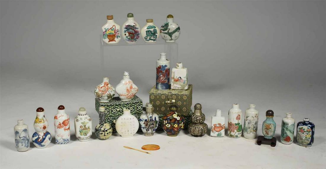 25 Chinese painted snuff bottles (1 of 12)