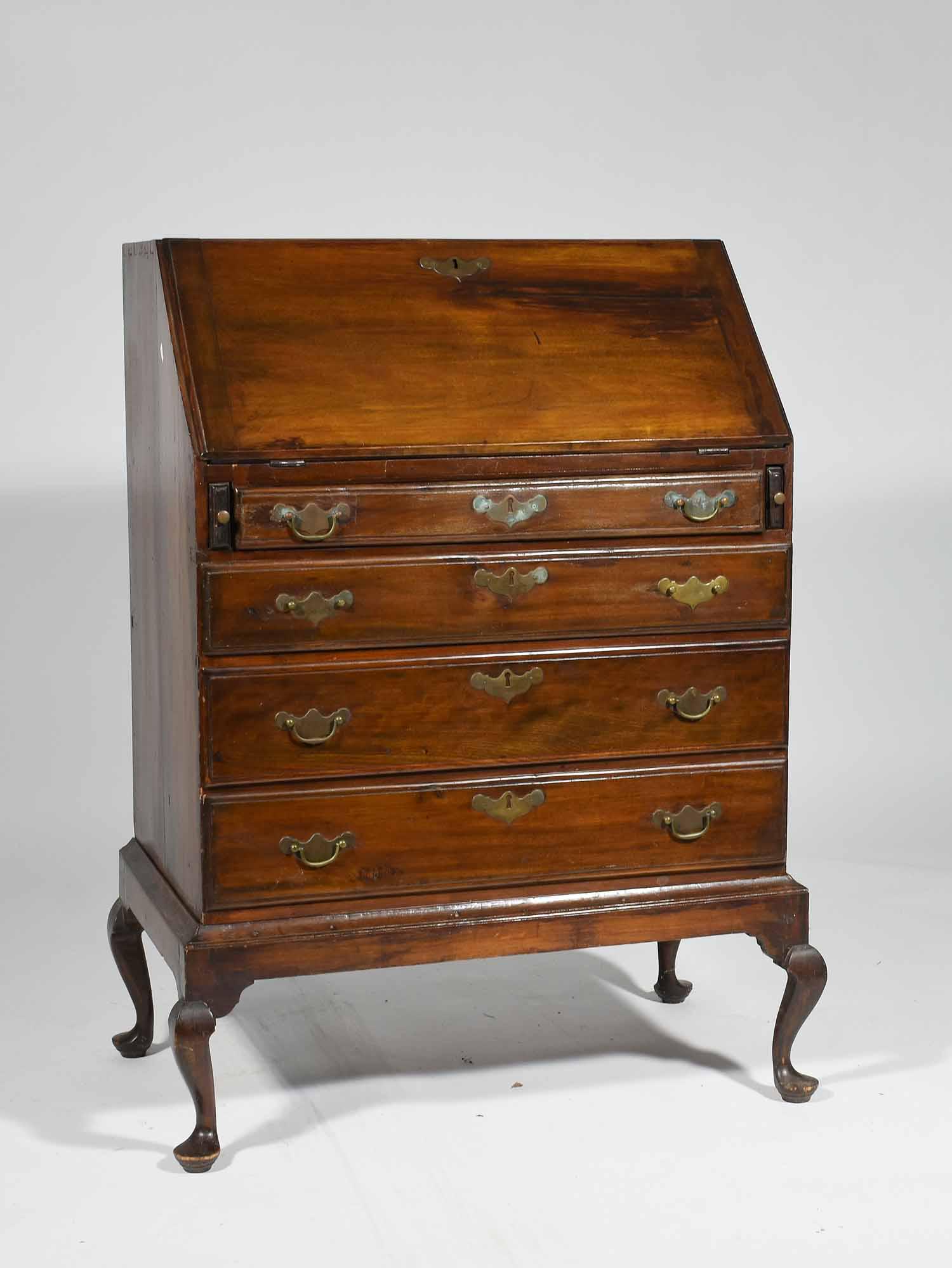 Diminutive QA style desk on frame (1 of 4)