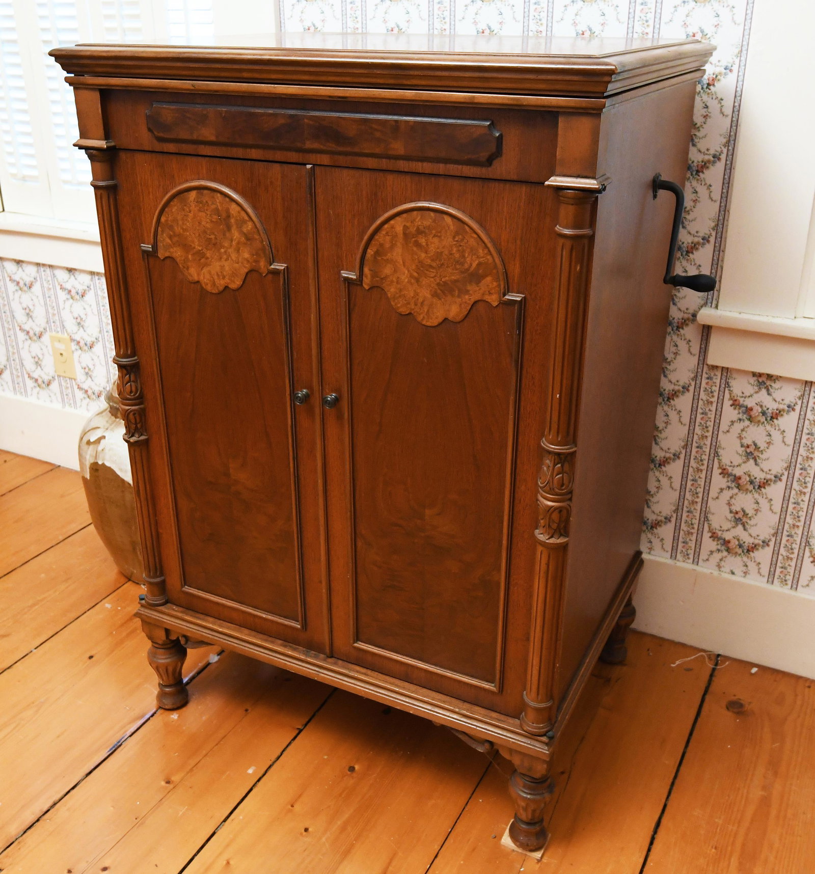 BRUNSWICK CORTEZ MODEL PHONOGRAPH (1 of 14)