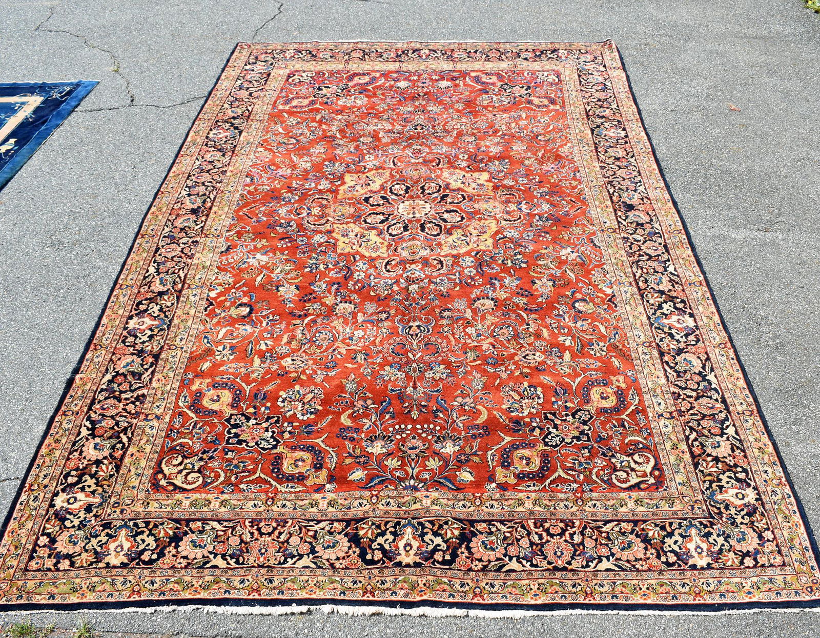 GOOD PERSIAN ANTIQUE ROOMSIZE RUG.: Bold colors, Ca.1910. 10'W x 17'L.