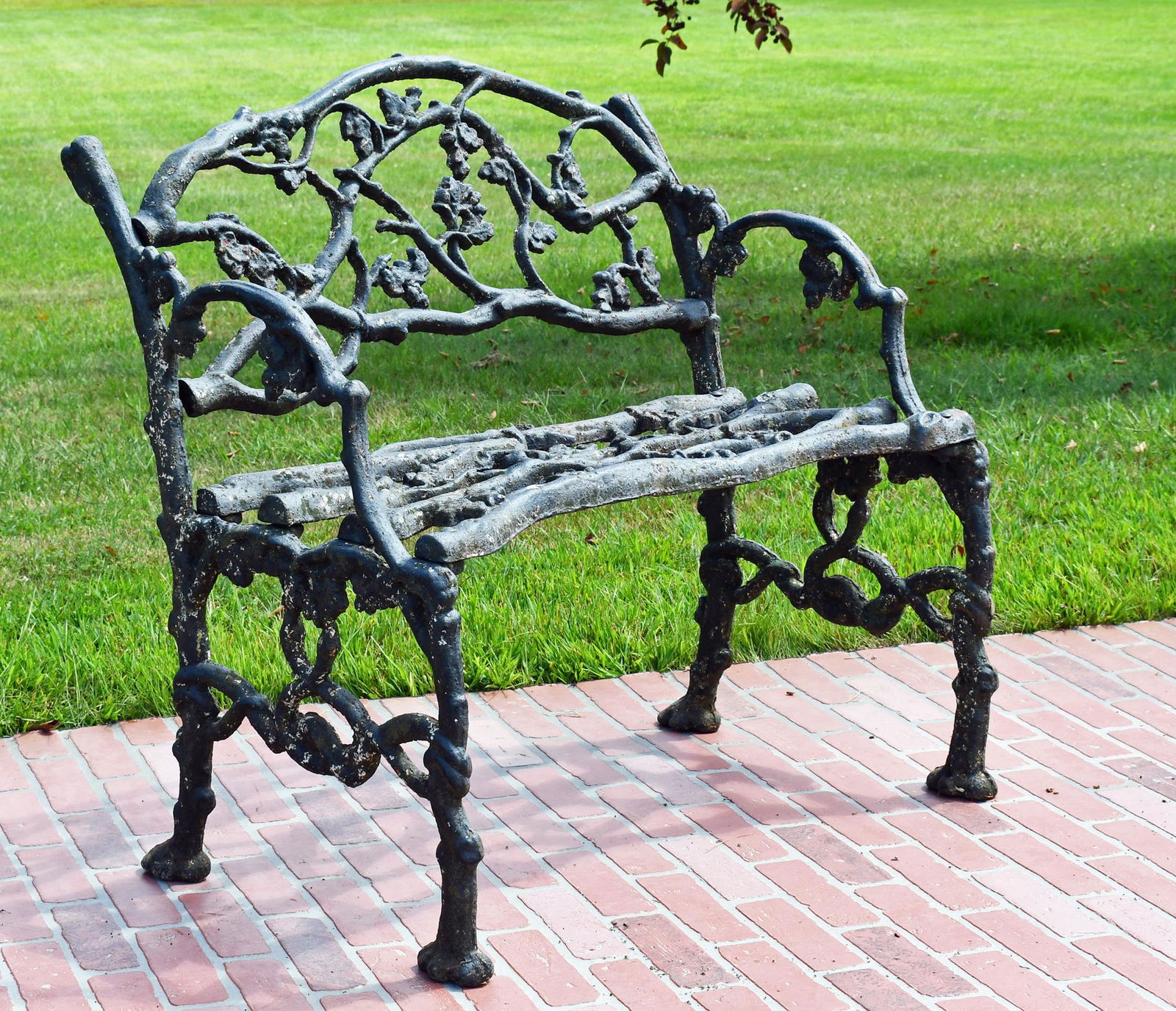 ANTIQUE CAST IRON BENCH. (1 of 4)