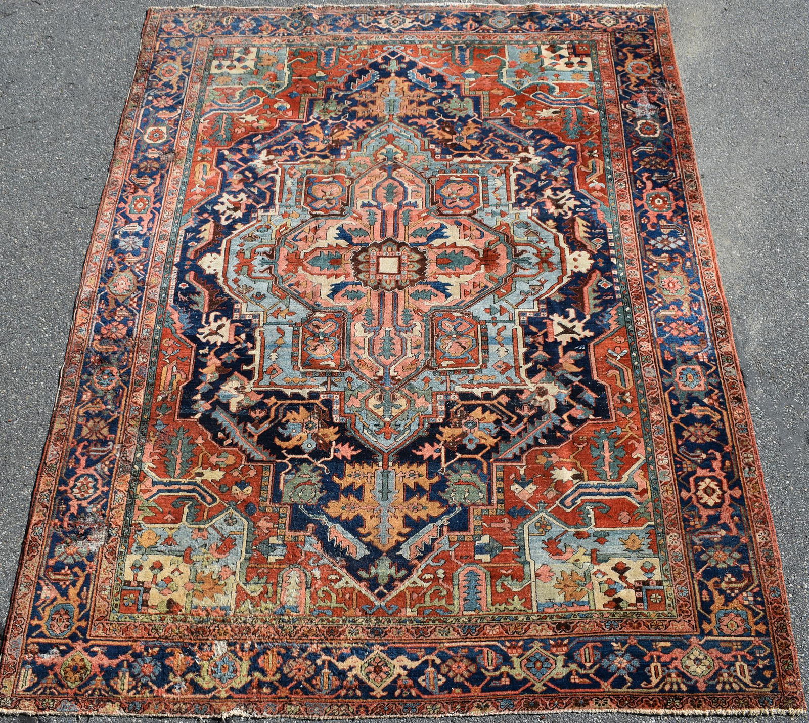 ANTIQUE ORIENTAL HERIZ ROOM SIZE RUG. (1 of 9)