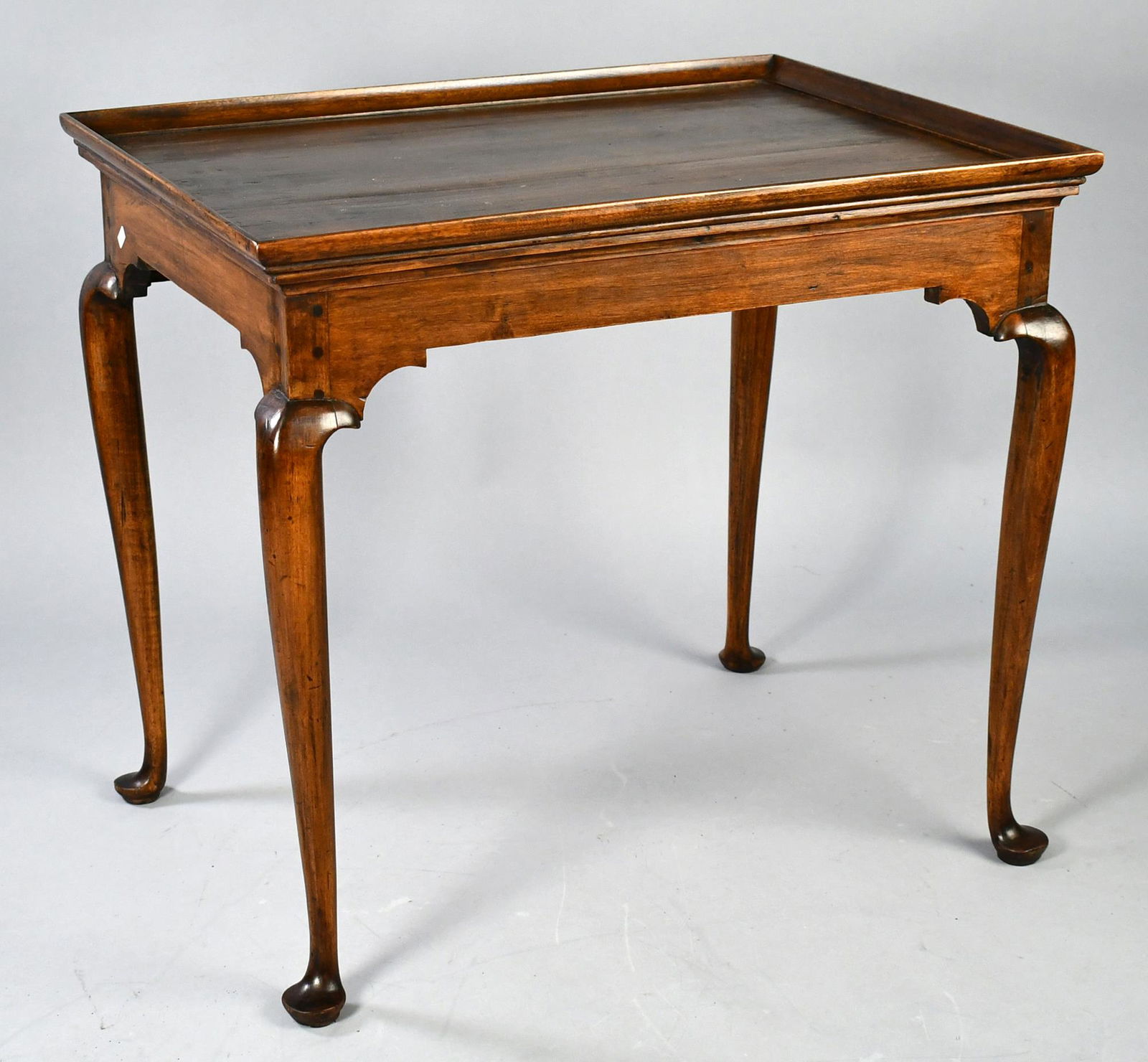18TH C. NEW ENGLAND QUEEN ANNE TEA TABLE. (1 of 6)