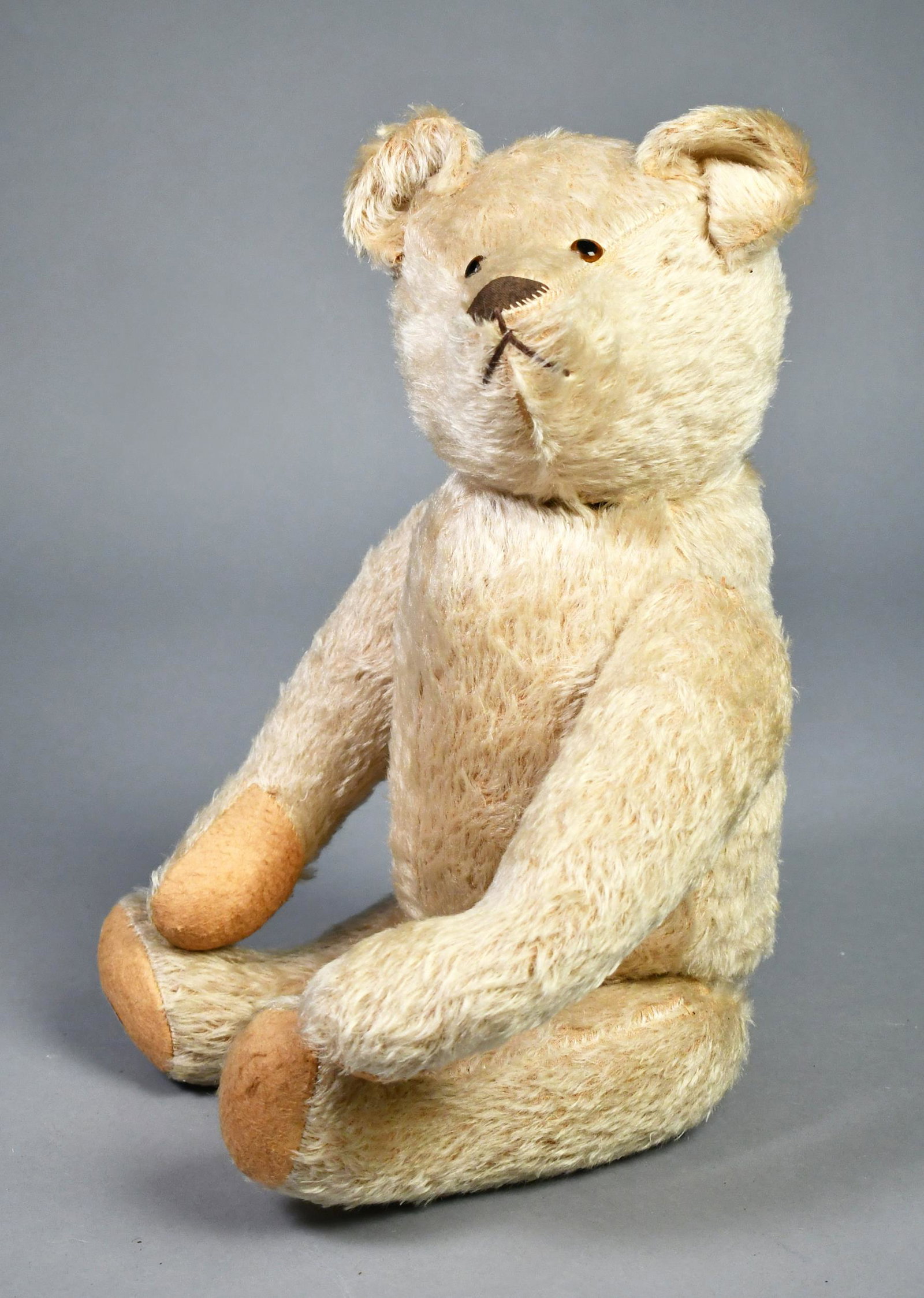 EARLY LARGE BLONDE TO WHITE MOHAIR BEAR. (1 of 5)