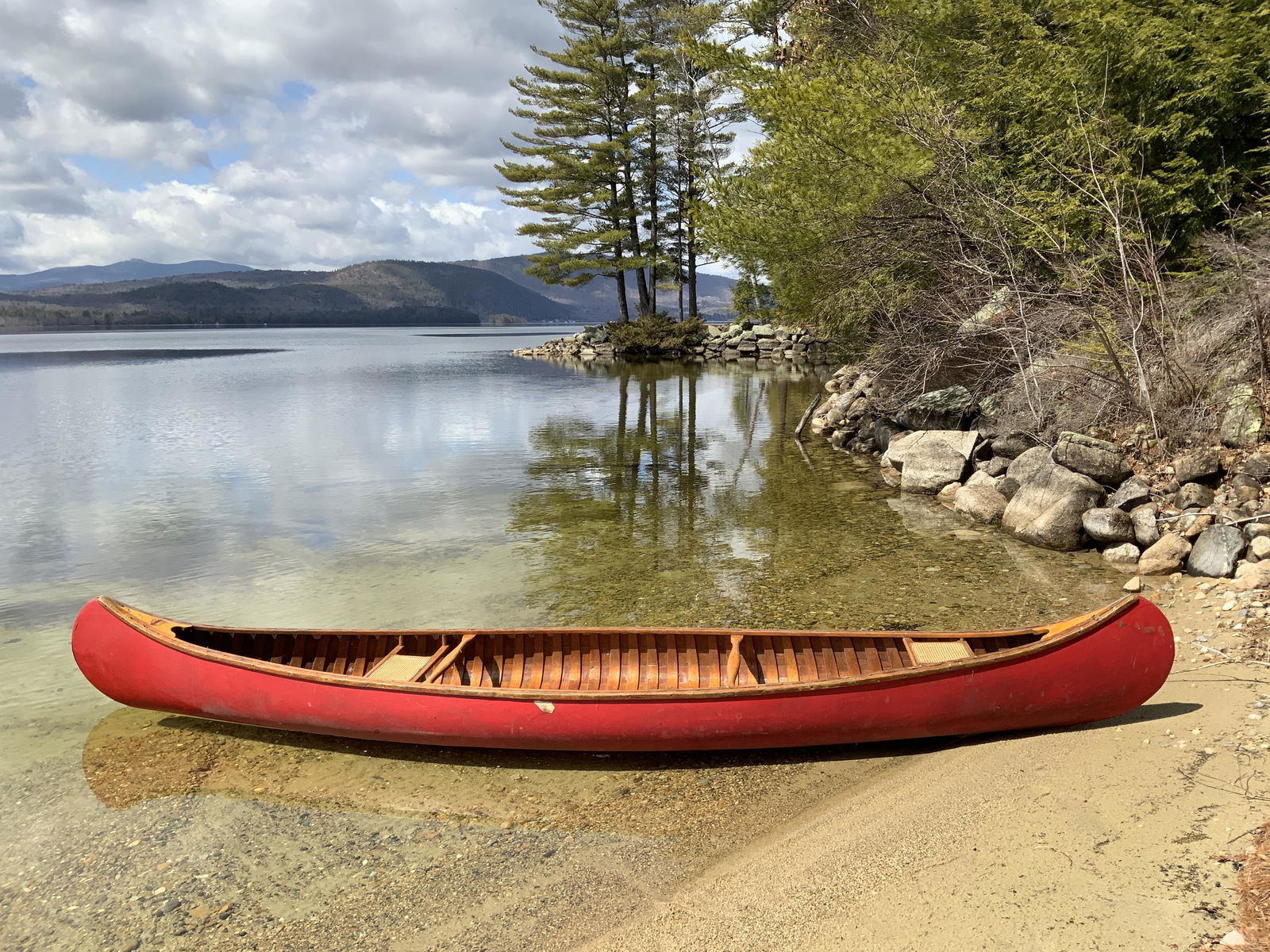 ANTIQUE OLD TOWN CANOE. (1 of 4)