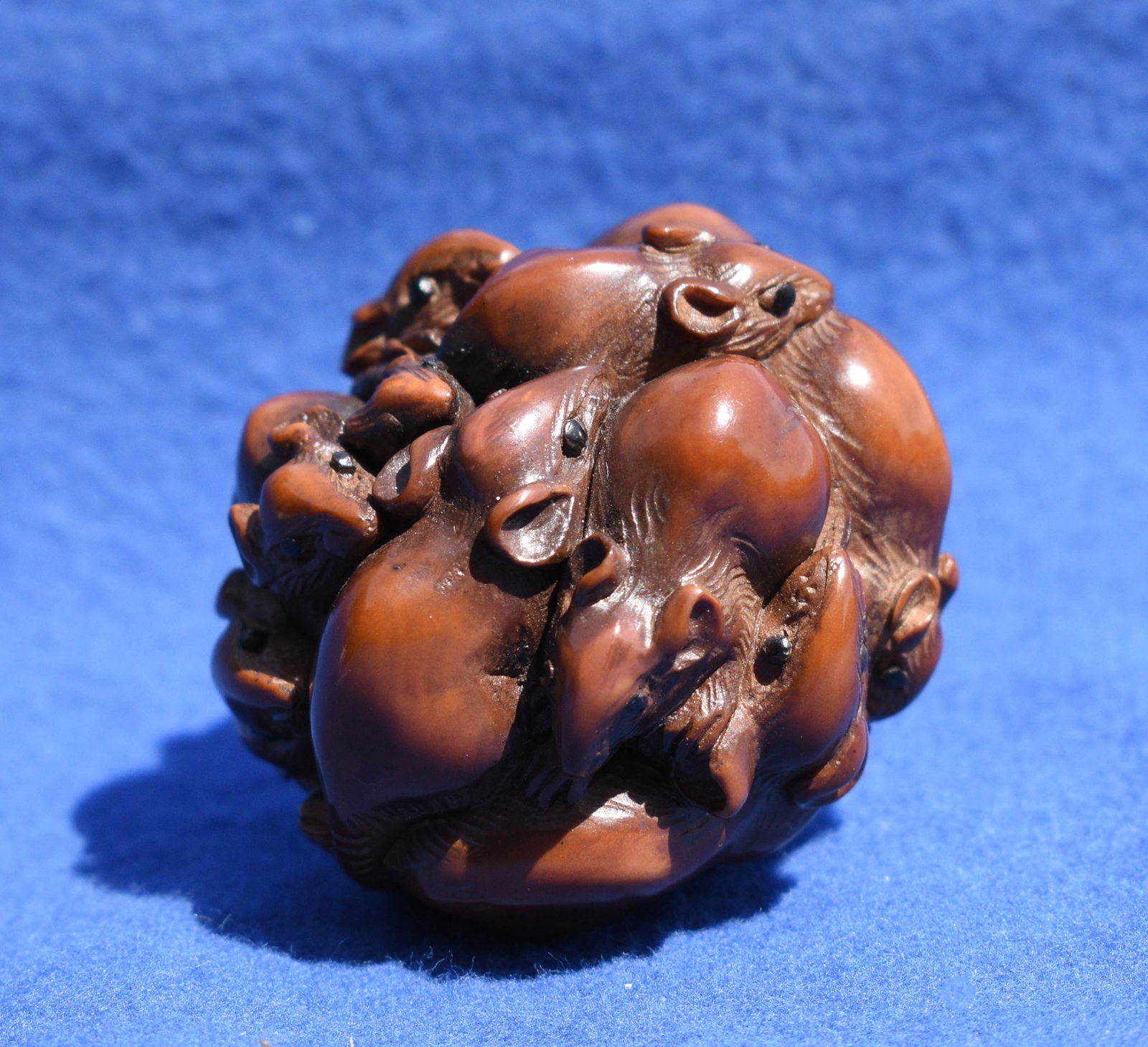 FINELY CARVED WOODEN JAPANESE NETSUKE. (1 of 6)