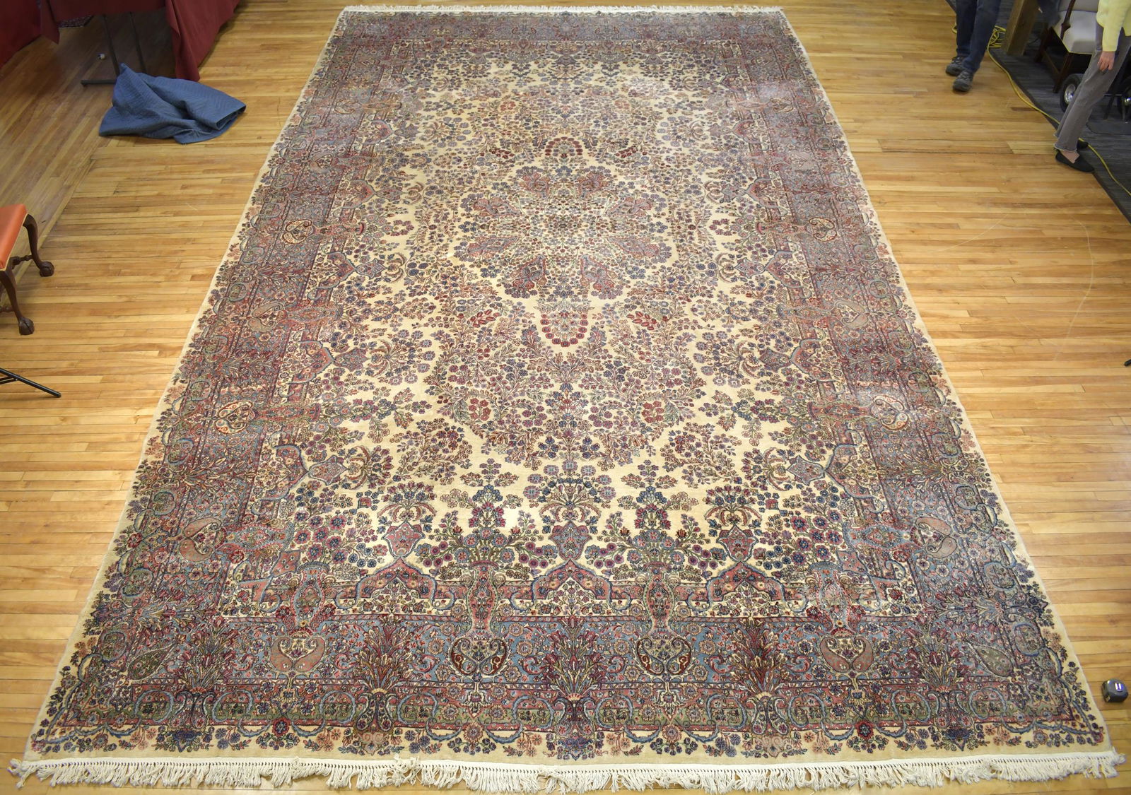 FINE IVORY FIELD KIRMAN PALACE SIZE ORIENTAL RUG. (1 of 11)