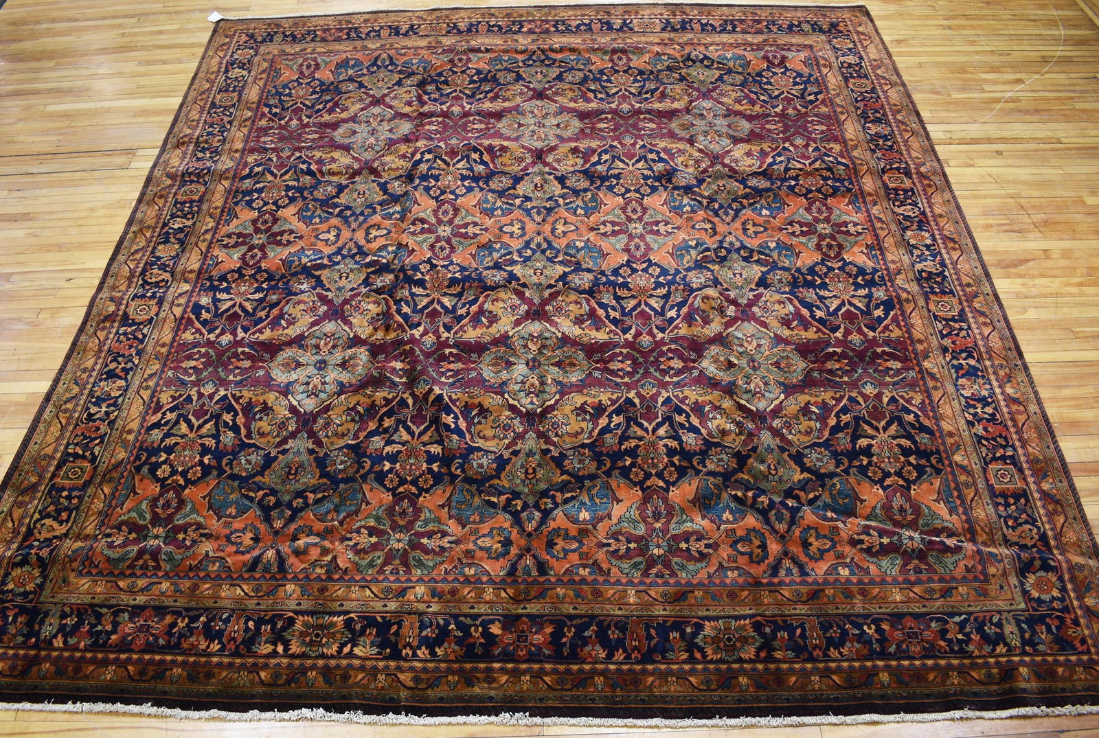 LARGE VINTAGE ORIENTAL RUG. (1 of 4)