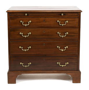 DIMINUTIVE ANTIQUE GEORGIAN BACHELORS CHEST.: Ca. 1800 English Chippendale George III diminutive mahogany bachelors chest, with an applied molded top, over a pull out brush slide, and four graduated cock beaded drawers, with an applied bracket ba