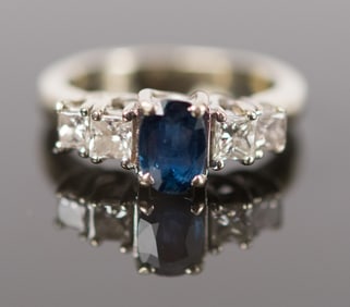 18K GOLD SAPPHIRE & PRINCESS CUT DIAMOND RING.