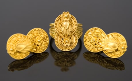 18K GOLD ETRUSCAN REVIVAL STYLE RING & EARRING SET.