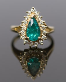 14K GOLD PEAR SHAPED EMERALD & DIAMOND RING.
