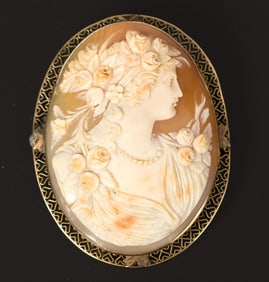 LARGE ANTIQUE 14K SHELL CAMEO BROOCH.
