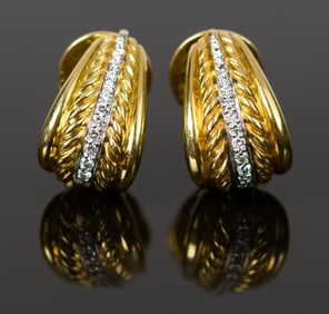PAIR OF 18K GOLD DIAMOND HUGGIE EARRINGS.