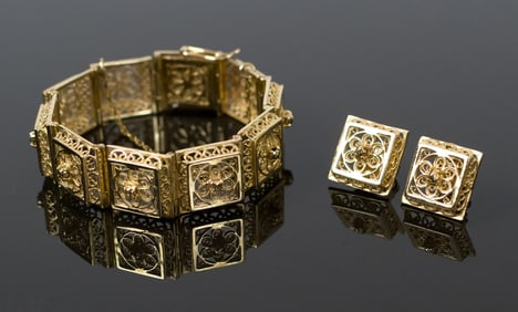 VINTAGE 14K YELLOW GOLD BRACELET & EARRINGS.