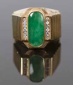 VINTAGE 18K GOLD JADEITE & DIAMOND RING.