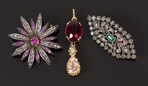 A 14K GOLD PENDANT & TWO SILVER GEM SET PINS.