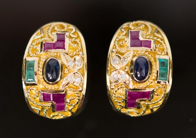 18K GOLD SAPPH., EMERALD, RUBY & DIAMOND EARRINGS.