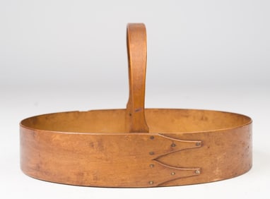 19TH C. SHAKER OVAL TRAY WITH CARRYING HANDLE.