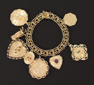 VINTAGE 14K GOLD CHARM BRACELET.