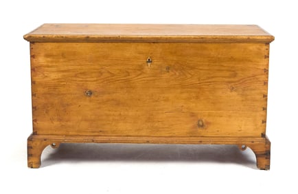 18TH C. CHIPPENDALE PINE BLANKET CHEST.