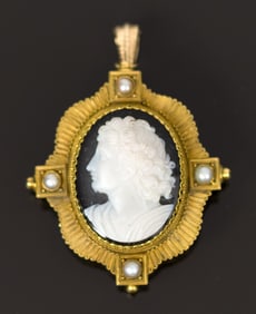18K VICTORIAN HARDSTONE CAMEO LOCKET WITH HAIR.