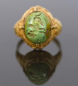 ROMAN STYLE 22K GOLD CARVED SERPENTINE RING.