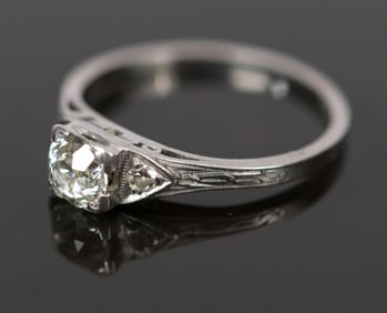 ANTIQUE PLATINUM & DIAMOND ENGAGEMENT RING.