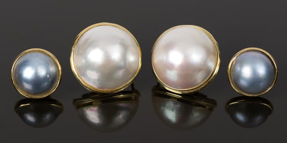 TWO PAIR OF GOLD MABE PEARL EARRINGS.