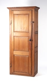 LATE 18TH C. CANADIAN PINE CUPBOARD.